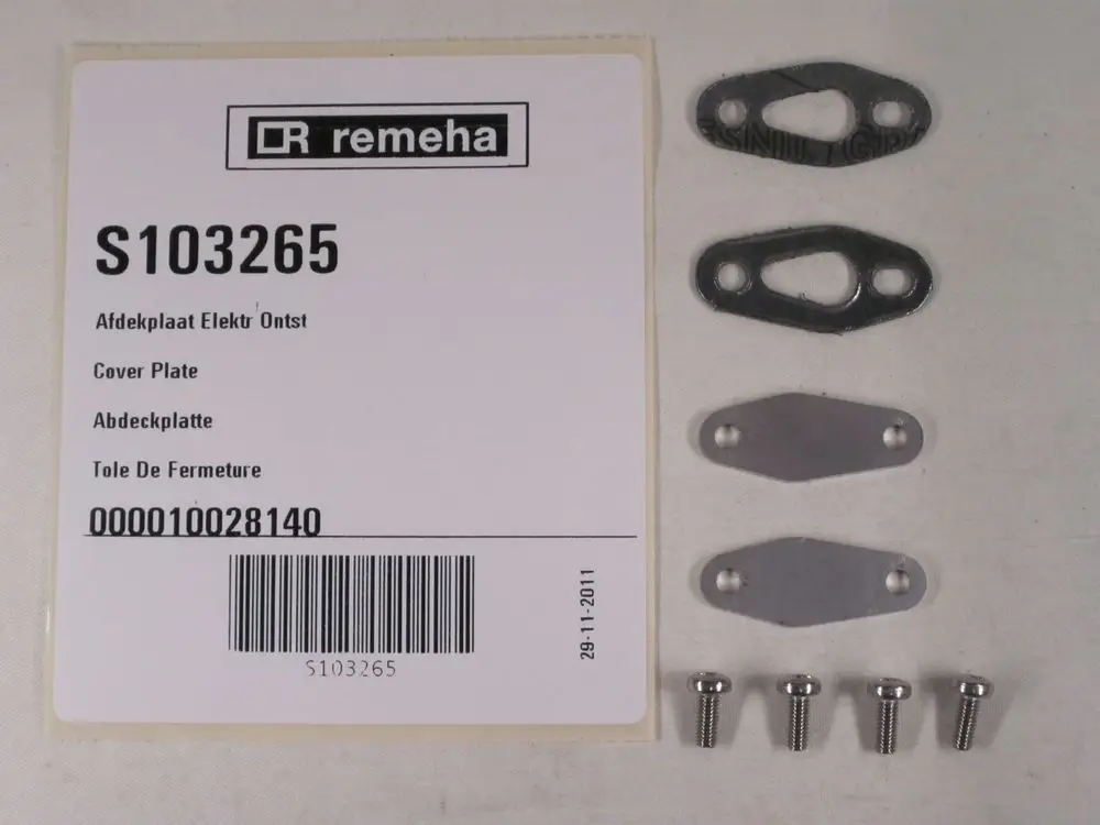 Remeha Abdeckplatte mit Schrauben zur Befestigung, bestehend aus mehreren Metallplatten in verschiedenen Formen, auf einem weißen Hintergrund dargestellt.